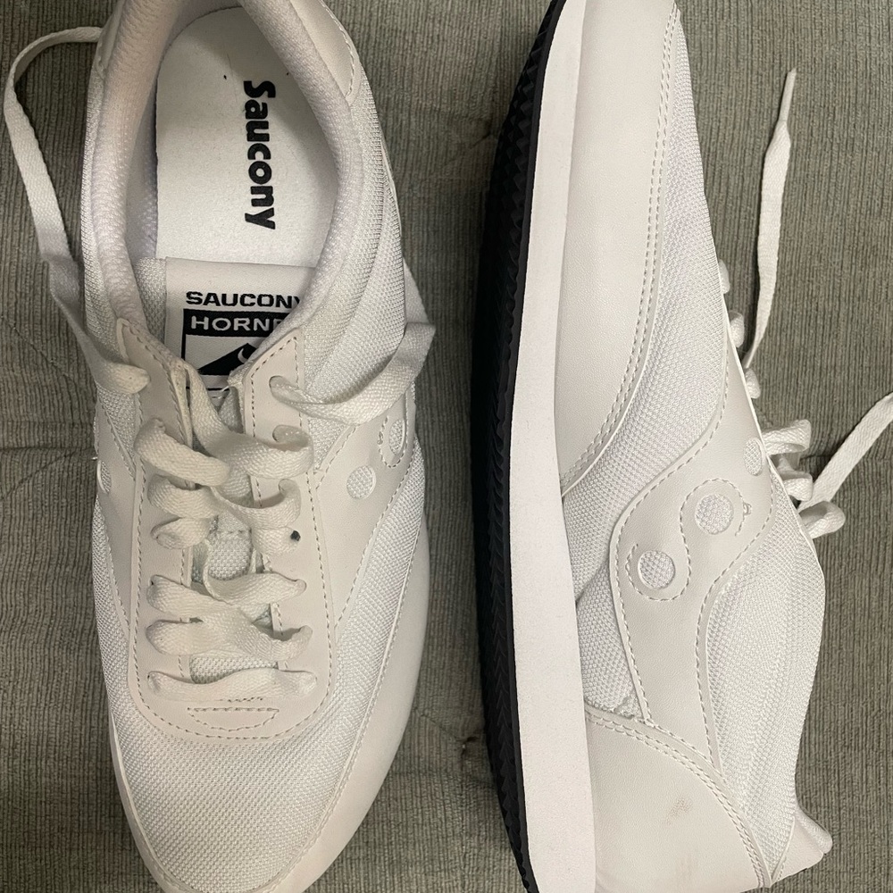 Womens size 9 white canvas Saucony Jazz. Brand new. Canvas & leather.
